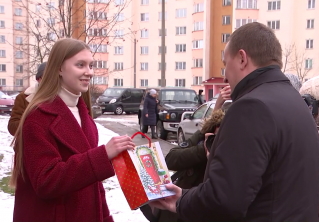 Председатель Миноблисполкома подарил телефон 14-летней девочке из Жодино