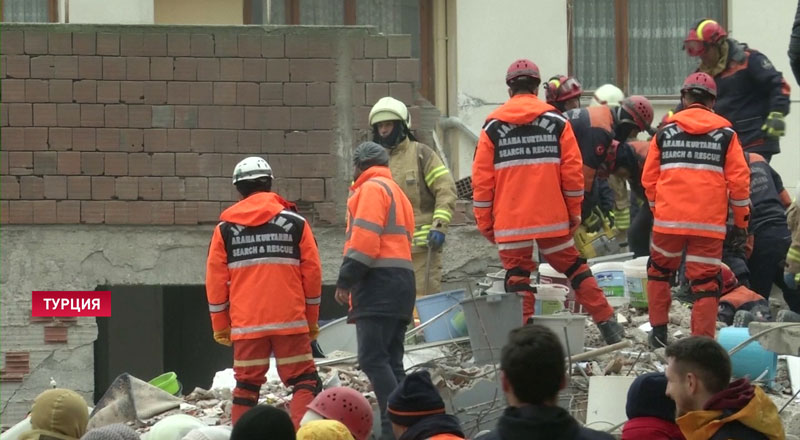 При обвале жилого дома в Стамбуле погибли 11 человек-1