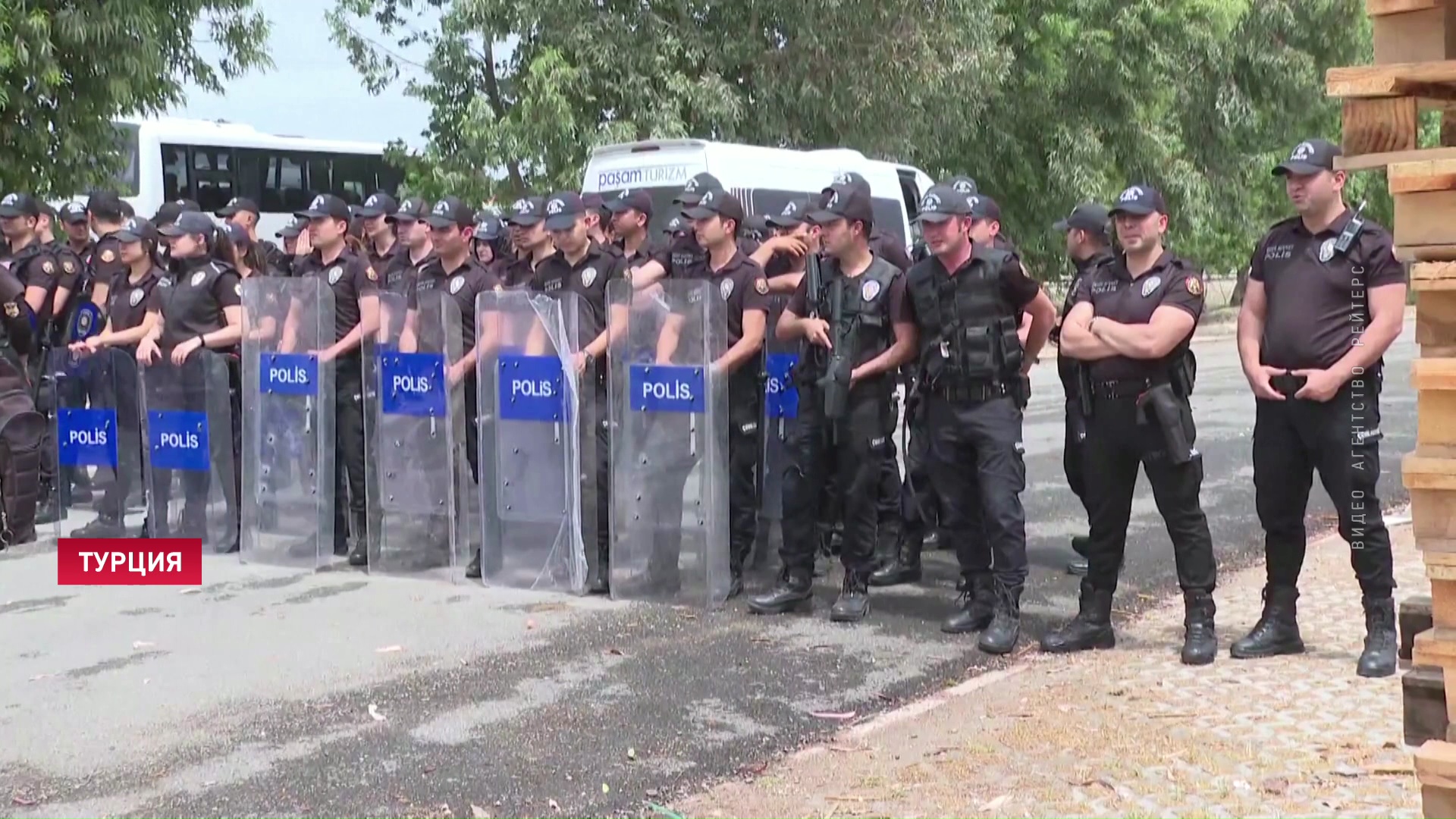 «Не хотим, чтобы такое оружие хранилось здесь». В Турции протестуют против НАТО-4