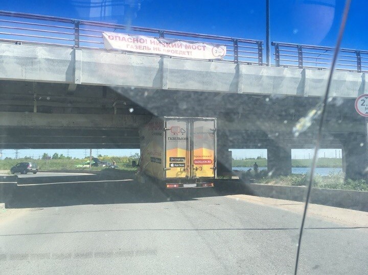 В Петербурге под мостом с надписью «Газель не проедет» застряла 150 «Газель»-1