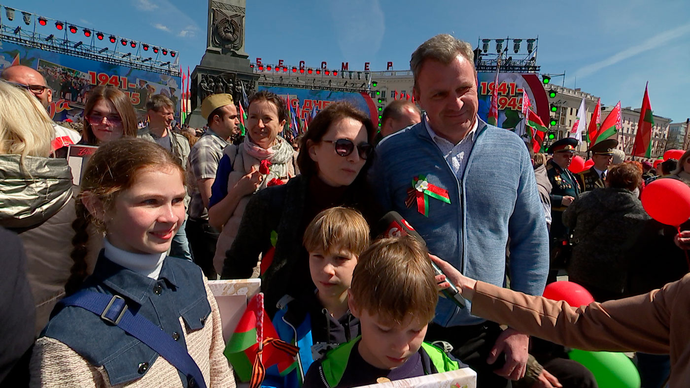 Несут портрет деда и рассказывают детям о войне. Как в белорусских семьях отпраздновали 9 Мая?