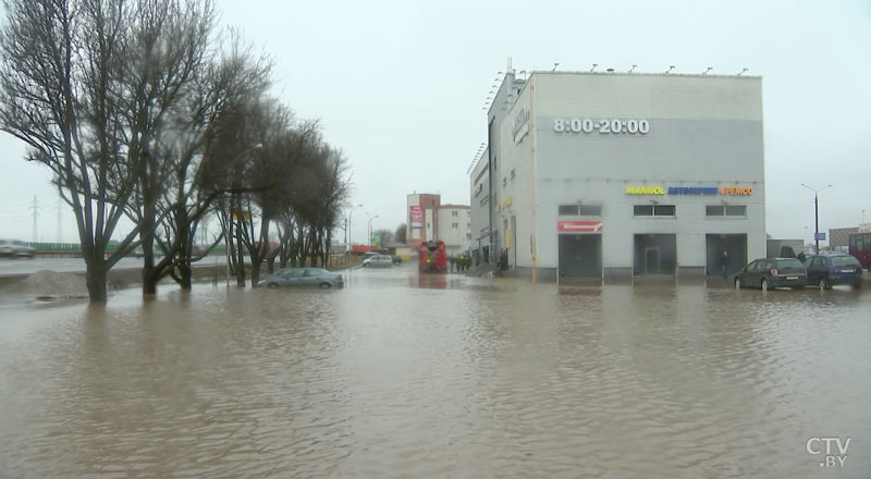 Машины на парковке утонули в воде: на Уборевича прорвало трубу-11