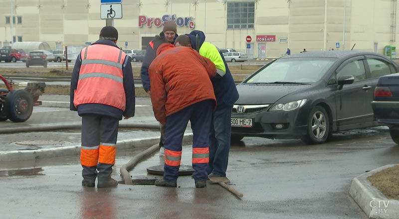 Машины на парковке утонули в воде: на Уборевича прорвало трубу-9