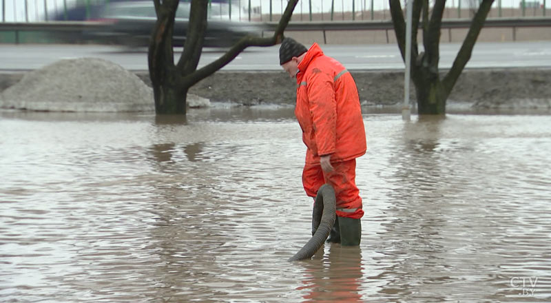 Машины на парковке утонули в воде: на Уборевича прорвало трубу-4
