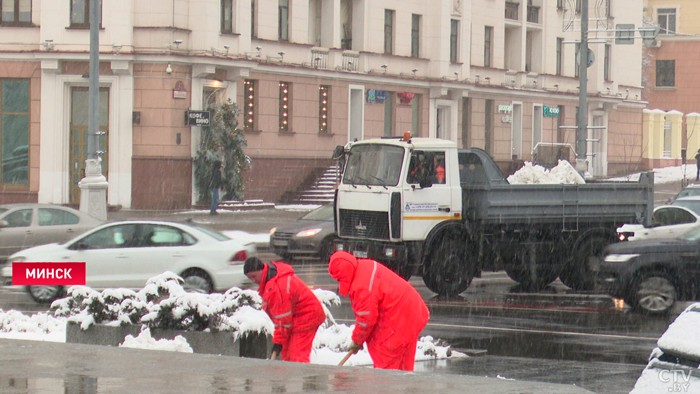 В Минске последствия снегопада устраняют 720 единиц техники. Какие объекты очищают в первую очередь?-1