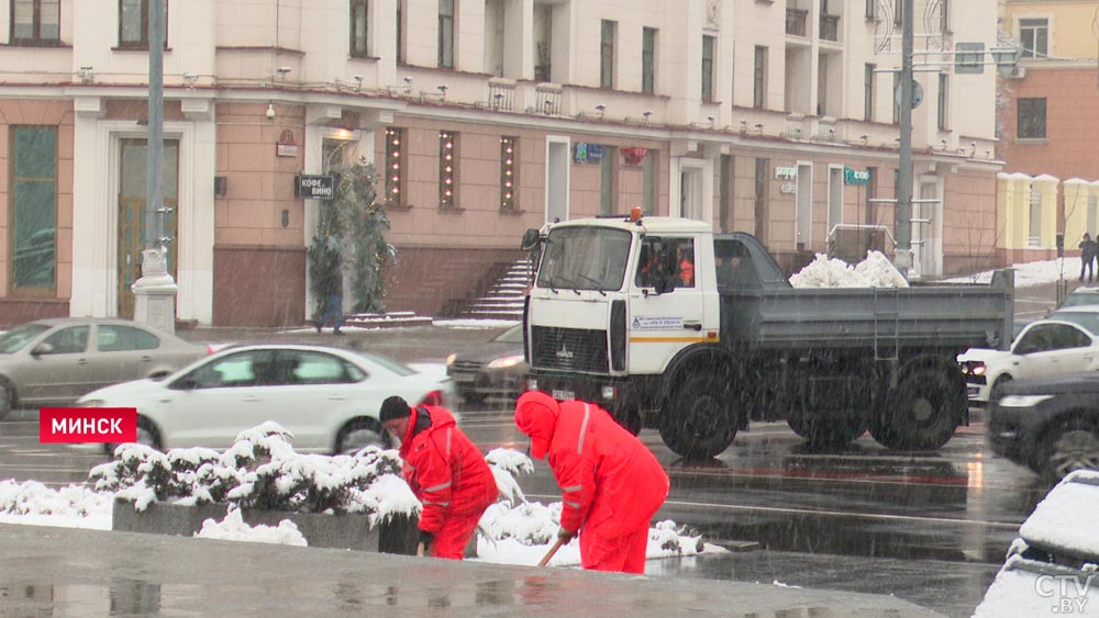 Дворы будут убирать до 8 вечера. Коммунальщики вышли на борьбу со снегопадом-1