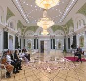 «Запомнилась очень длинная люстра». Участницы конкурса красоты посетили Дворец Независимости. Вот их впечатления