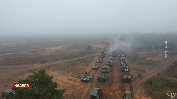 Участники военных учений «Запад-2021» устроили автопробег на танках. Поводом стал День народного единства-1