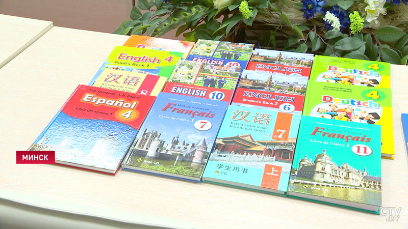 Первоклассники получили к 1 сентября подарок от Президента - книгу «Беларусь — наша Радзіма»
