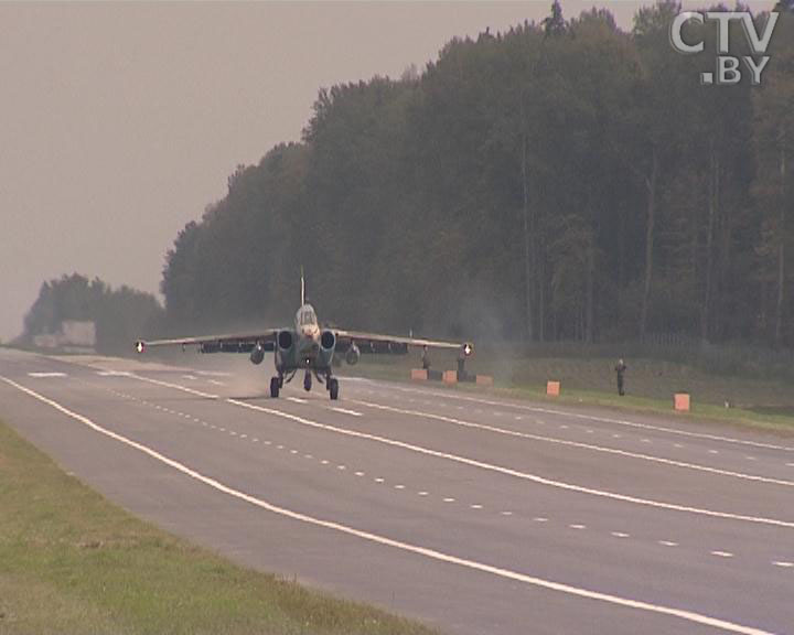 10 сентября из-за учений ВВС перекрыли участок дороги Минск — Могилёв (М4): посадку там осуществляют самолеты