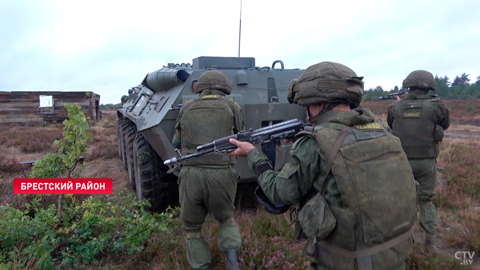 Воздушный бой у самых границ. Белорусские военные отработали разведку позиций противника при помощи беспилотника-13