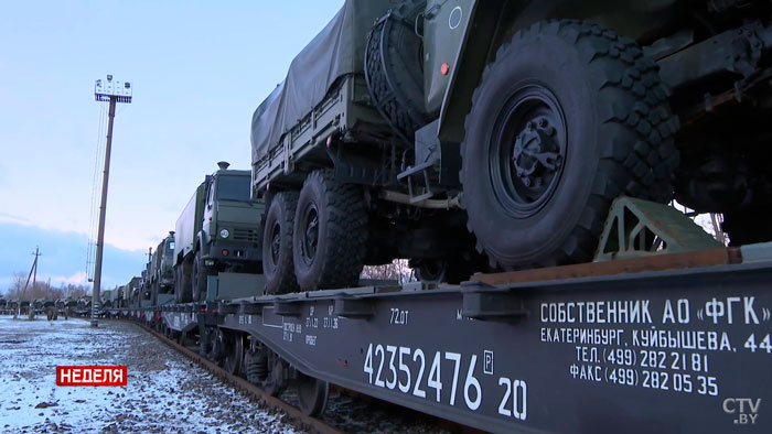 В Беларусь прибывают эшелоны российской военной техники. Самый боеспособный самолёт уже здесь-7