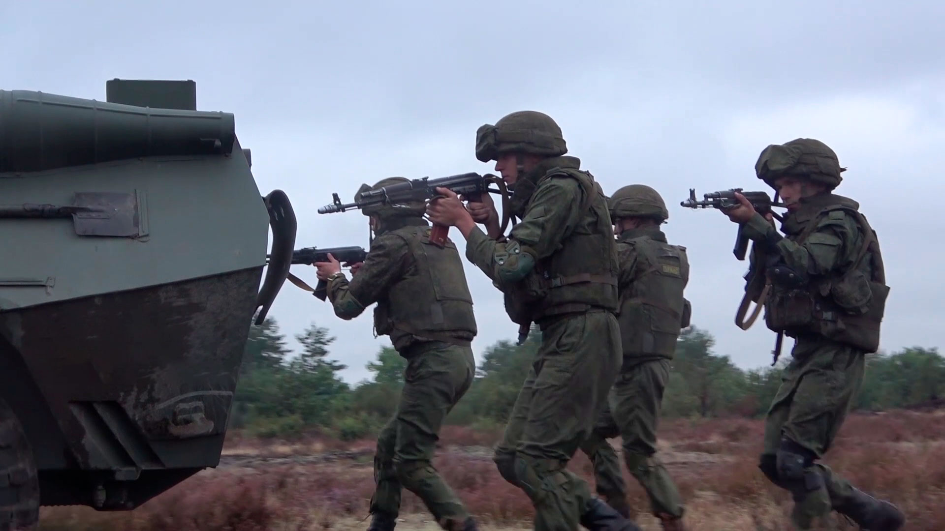 Белорусские военные разыграли тактический эпизод по ведению боевых и специальных действий Белорусские военные разыграли тактический эпизод по ведению боевых и специальных действий