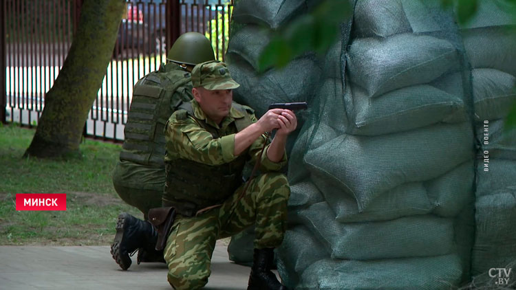 Блок-пост, бетонные блоки и мешки с песком на улицах столицы – в Минске провели учения теробороны-12