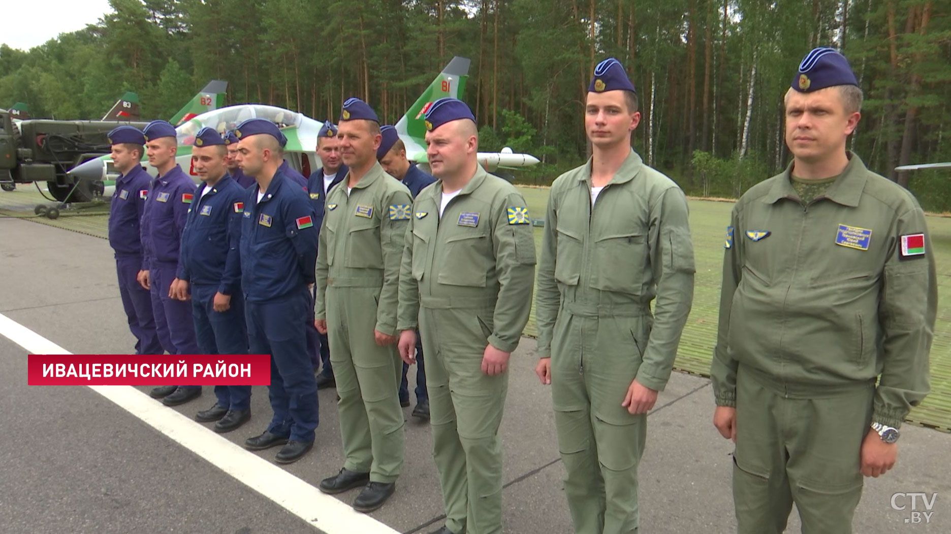 «Не чувствуешь полосу под собой». Белорусские военные лётчики отработали посадку штурмовиков и истребителей на трассу М1-26