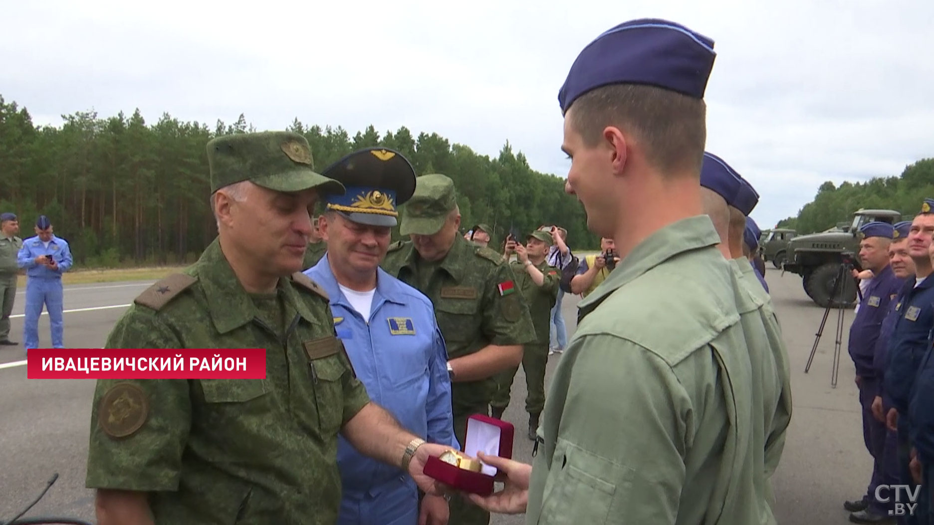 «Не чувствуешь полосу под собой». Белорусские военные лётчики отработали посадку штурмовиков и истребителей на трассу М1-32