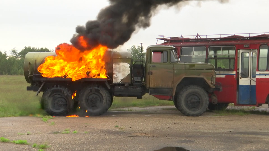 Экипировка весит 40 кг, но выдерживает до +600°C. Как молодёжные отряды учились быть спасателями?