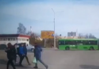 Ударил школьника и пошёл дальше. Действия жителя Полоцка попали на камеру
