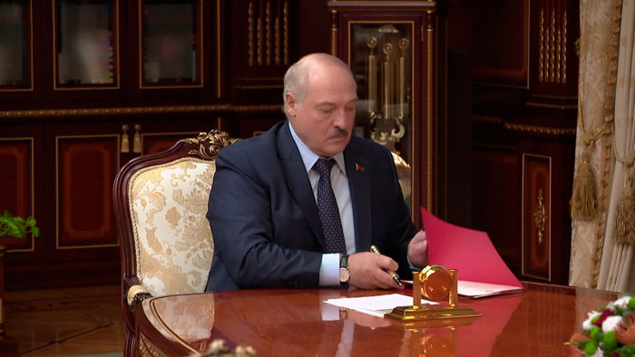 Президент подписал Указ о присвоении ордена Матери