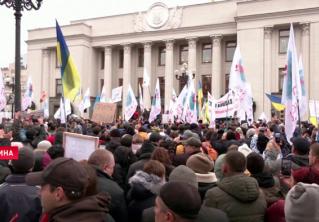 В Украине протестуют против обязательной вакцинации. Сотни человек заблокировали движение в центре Киева