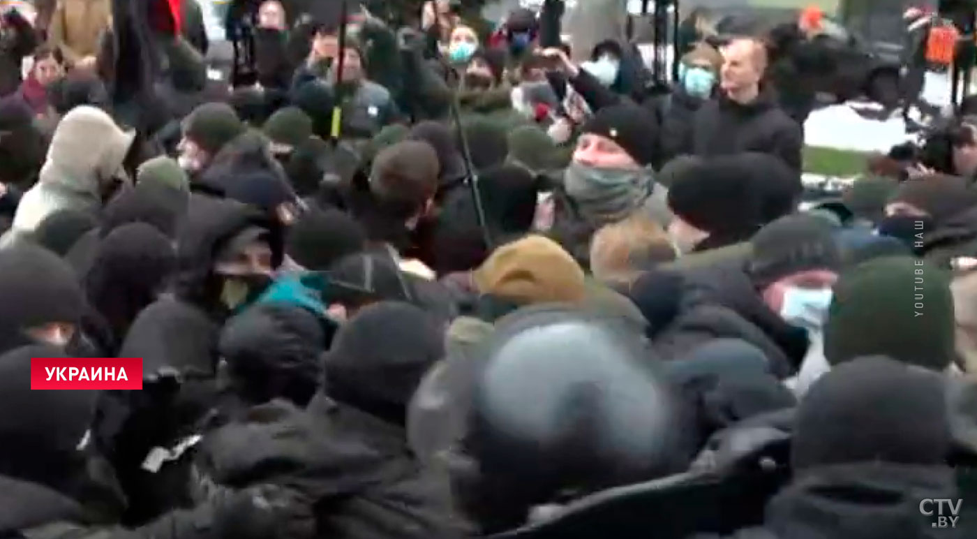Закрытие каналов, штурм телецентра и предложение объявить импичмент Зеленскому. Что происходит в Украине-1