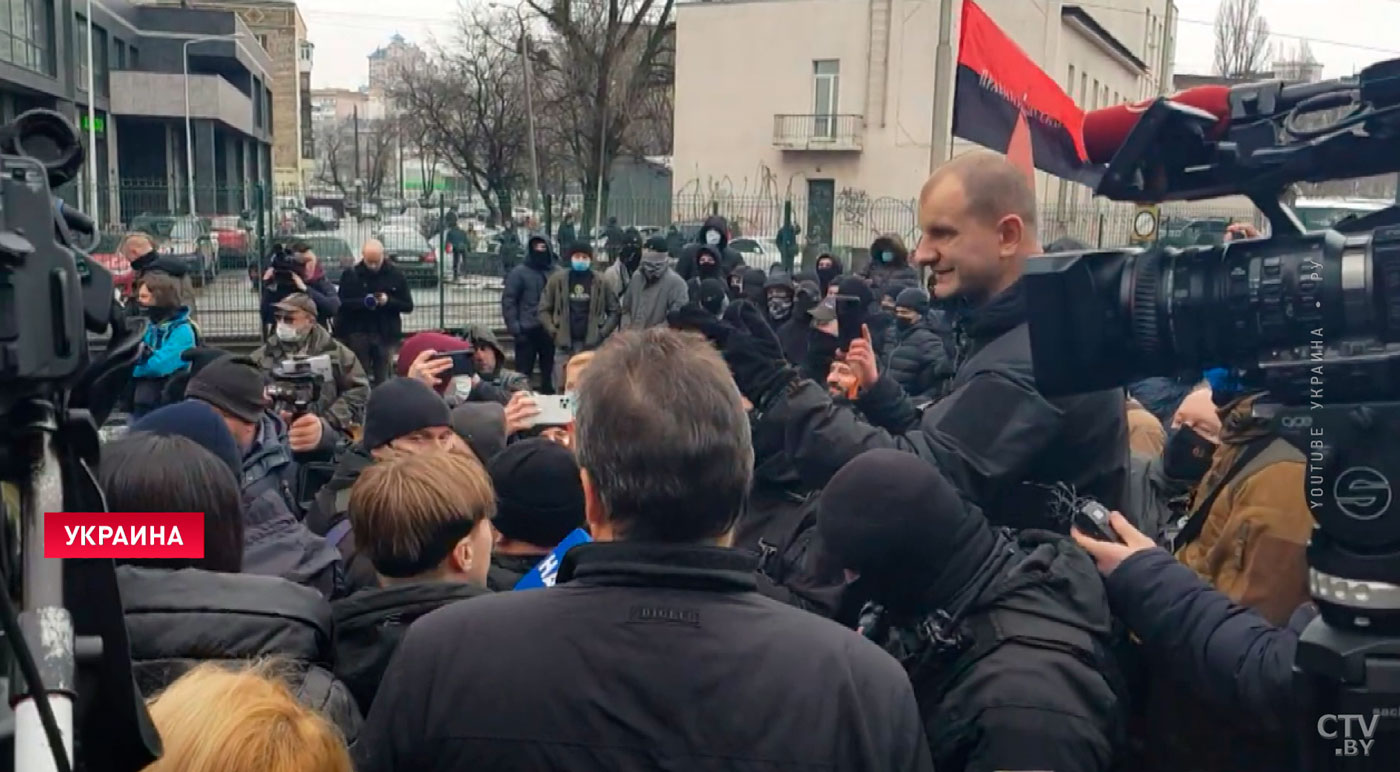 Закрытие каналов, штурм телецентра и предложение объявить импичмент Зеленскому. Что происходит в Украине-4