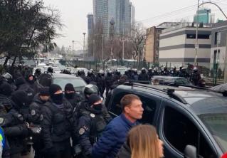 Закрытие каналов, штурм телецентра и предложение объявить импичмент Зеленскому. Что происходит в Украине