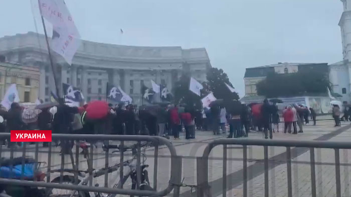 В Киеве митингуют против обязательной вакцинации. Сотни человек вышли на улицы-1