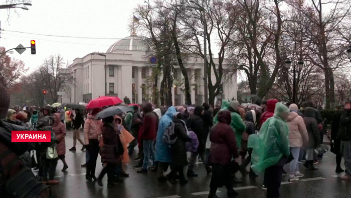 В Украине протестуют против обязательной вакцинации. Сотни человек заблокировали движение в центре Киева-1