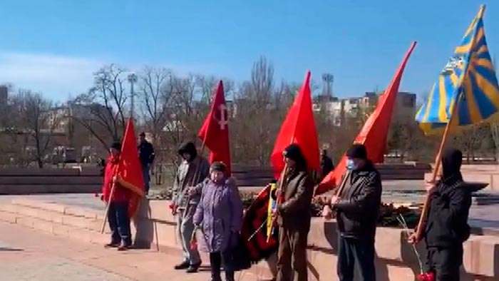 В Херсоне почтили память советских воинов-освободителей города. Ранее это было запрещено законом