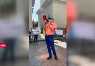 «Требуем возобновить авиасообщение с Беларусью». В Украине протестующие собрались у здания МИД