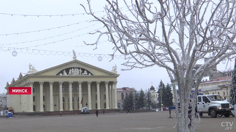 Минск готовится к праздникам. Смотрите, как украшают Октябрьскую площадь к Новому году-1