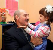 Фото с детьми и внуками. Редкие кадры Александра Лукашенко опубликовали на обновлённом сайте главы государства