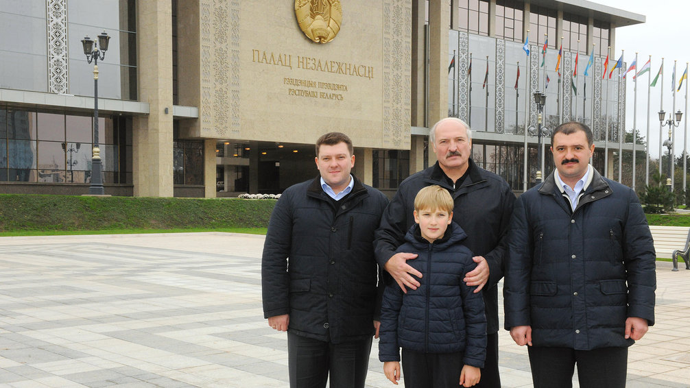 Фото с детьми и внуками. Редкие кадры Александра Лукашенко опубликовали на обновлённом сайте главы государства-19