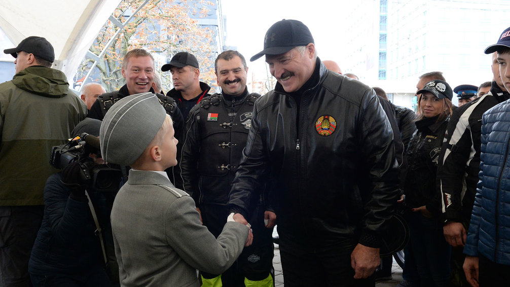 Фото с детьми и внуками. Редкие кадры Александра Лукашенко опубликовали на обновлённом сайте главы государства-45