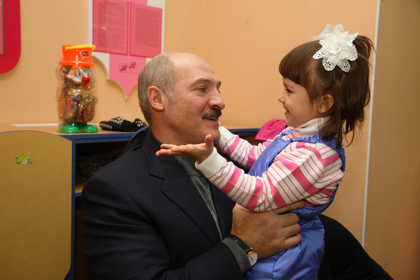 Фото с детьми и внуками. Редкие кадры Александра Лукашенко опубликовали на обновлённом сайте главы государства-17