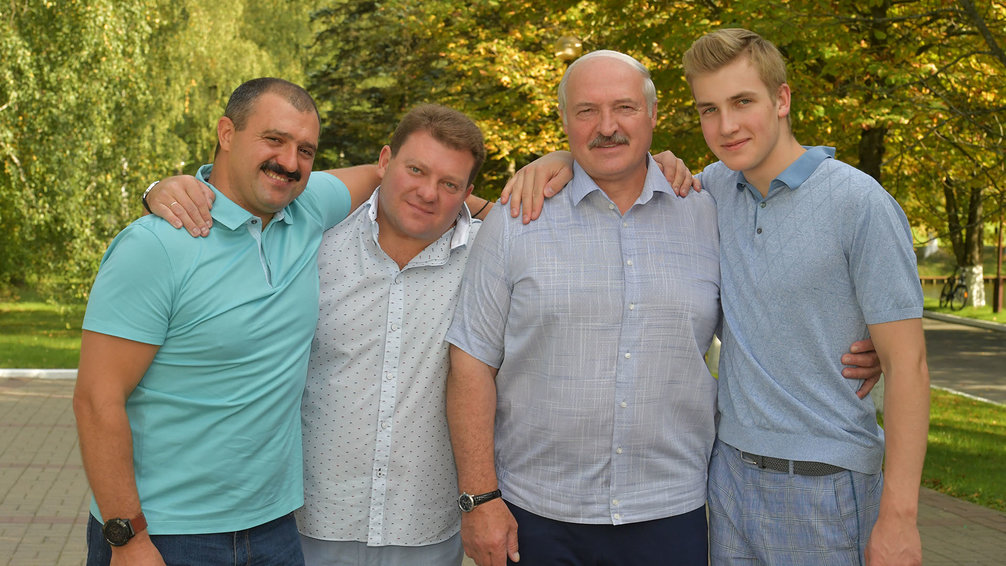 Фото с детьми и внуками. Редкие кадры Александра Лукашенко опубликовали на обновлённом сайте главы государства-23