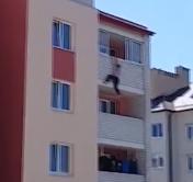 В городе Берёза мужчина упал с 5 этажа. ЧП попало на видео