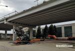 С путепровода в Бресте рухнул автокран