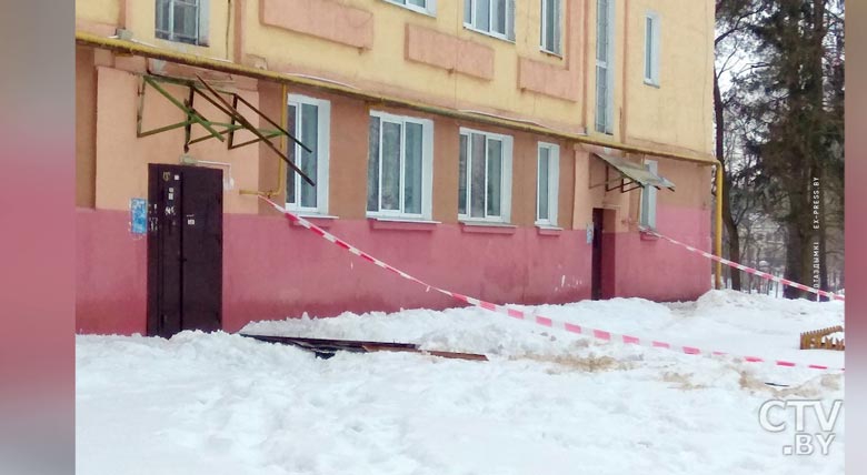 В Борисове из-за тающего снега рухнул козырек многоэтажки-4