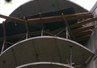 На стройке в Минске на рабочего с 11 этажа упала деревянная балка