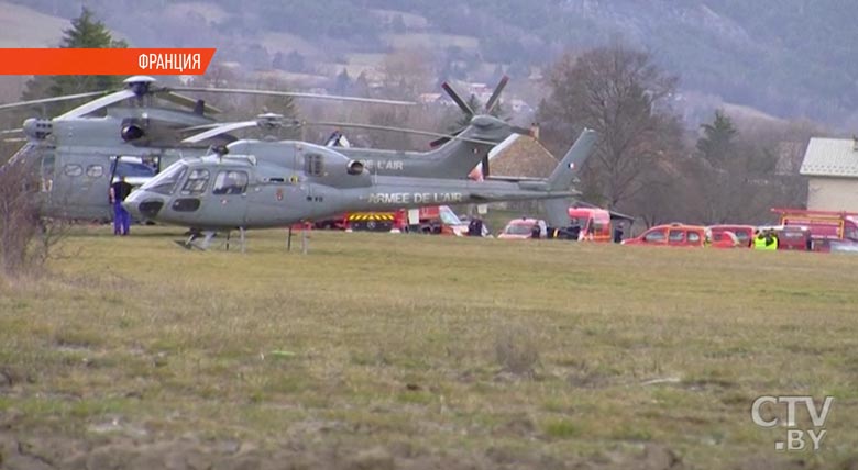 Во Франции потерпел крушение вертолет: пилот и пассажир погибли на месте-1