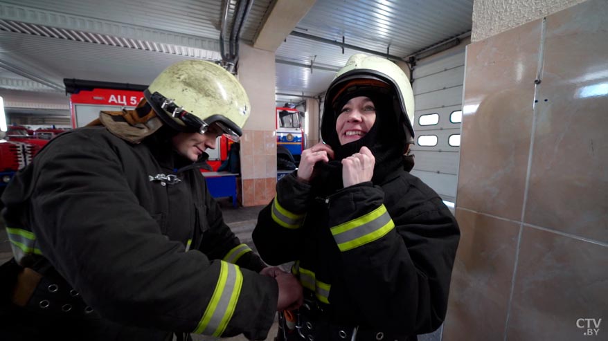  Полная экипировка пожарного весит 20 кг. Корреспондент СТВ попробовала выполнить упражнение спасателя в форме-13