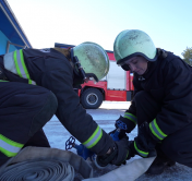  Полная экипировка пожарного весит 20 кг. Корреспондент СТВ попробовала выполнить упражнение спасателя в форме