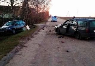 Уснула за рулём. Девушка на Fiat под Смолевичами врезалась в припаркованный Opel