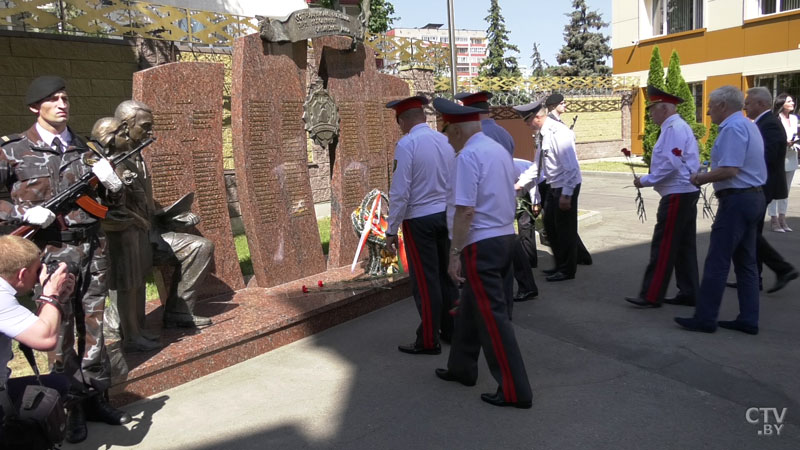 Машины ГАИ выстроили цифру 80 в честь юбилея УВД-1