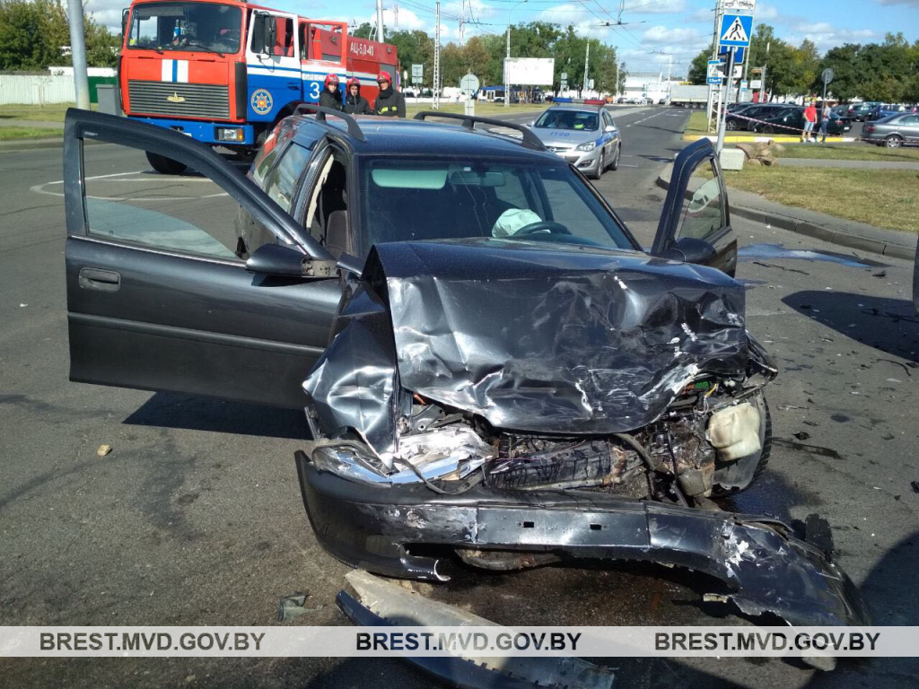 На перекрёстке в Бресте произошло ДТП с участием трёх автомобилей-1