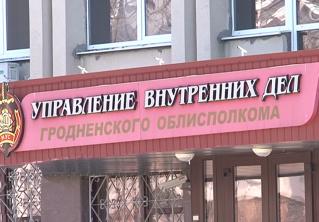Нетрезвый мужчина выбросил бутылку в окно и повредил автомобиль