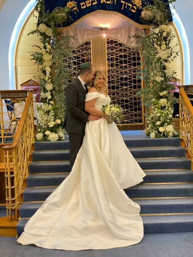 Пара трижды откладывала свадьбу и потеряла терпение. В четвёртый раз мероприятие было организовано за 2 часа -4