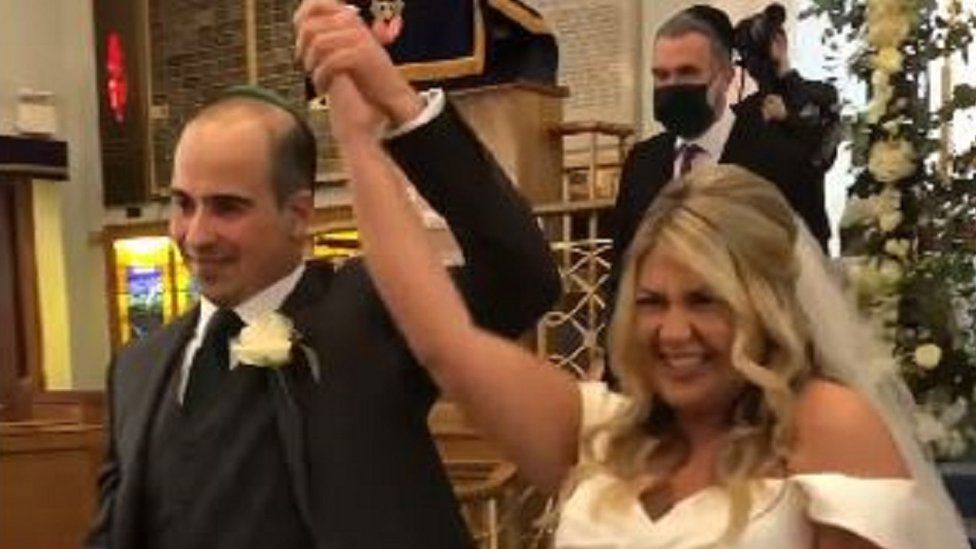 Пара трижды откладывала свадьбу и потеряла терпение. В четвёртый раз мероприятие было организовано за 2 часа 